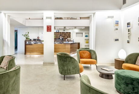Hotel lobby with reception desk and seating area.   Lobby dell'hotel con reception e area salotto.