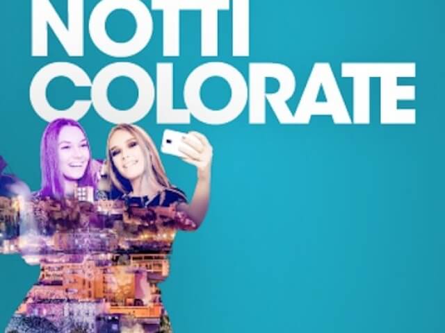 Due donne con capelli biondi fanno un selfie sotto il testo "NOTTI COLORATE" su uno sfondo teal.