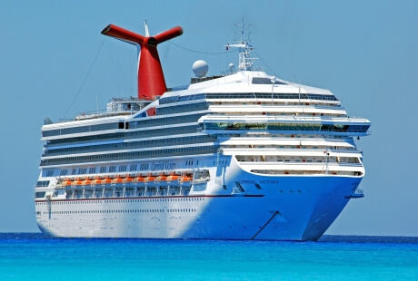 Grande nave da crociera Carnival Victory su acqua turchese.