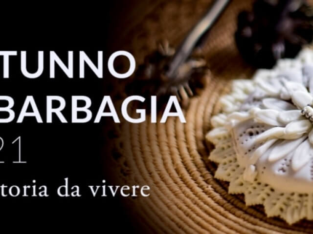 Cesto intrecciato con un oggetto decorativo bianco a forma circolare, posizionato a destra, suggerendo tradizione culturale.