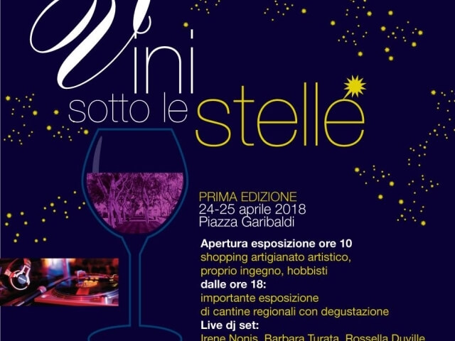 Grafica promozionale per "Vini sotto le stelle" con sfondo viola scuro, testo giallo e bianco, e immagini di vino e cibo.