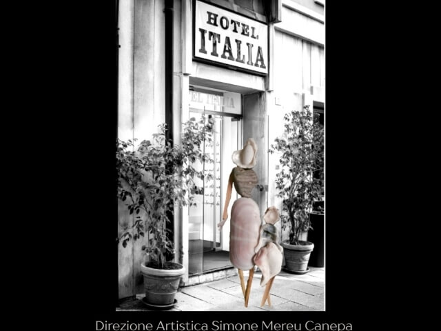 Foto in bianco e nero dell'ingresso dell'Hotel Italia con tre figure nude e un cane sovrapposte in primo piano.