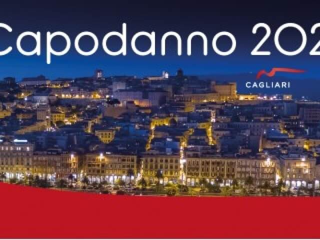 Città di Cagliari di notte con "Capodanno 2023" e "CAGLIARI" in bianco, illuminata da luci gialle su un cielo