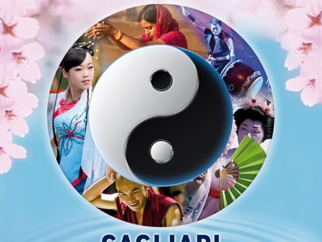 Collage di persone di diverse culture attorno al simbolo yin-yang, con fiori di ciliegio e il titolo "SAGUARI" in blu scuro.