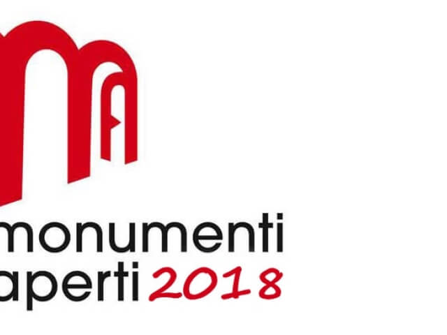 Logo di "monumenti aperti 2018" con "m" rossa stilizzata e testo nero e rosso su sfondo bianco.