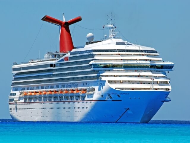 Grande nave da crociera Carnival Victory nel blu dell'oceano.