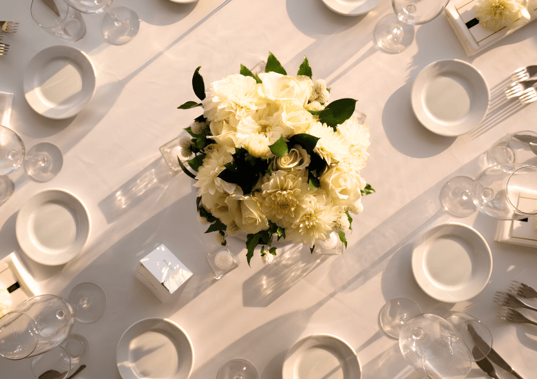 centro tavola con rose bianche