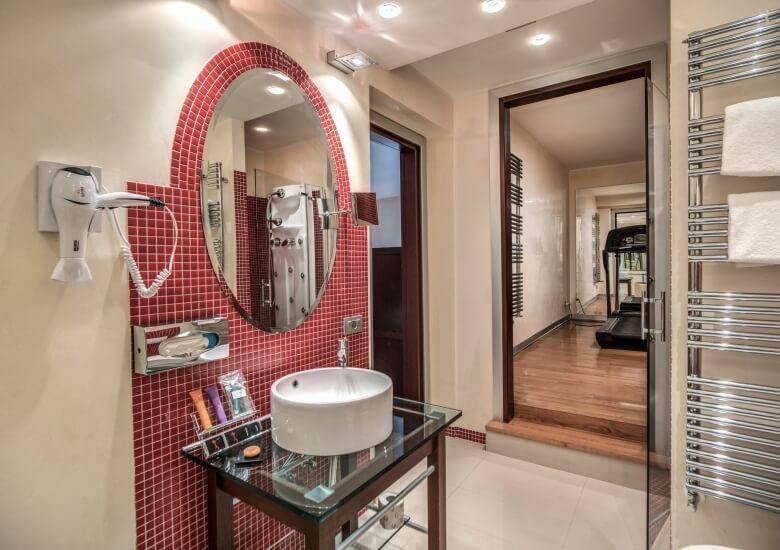 mirror, sink and gym of the suite