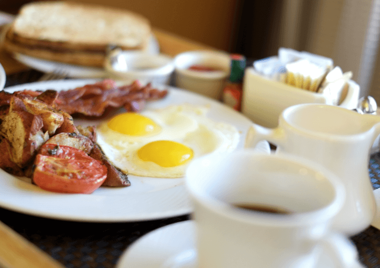 uova e caffe per colazione