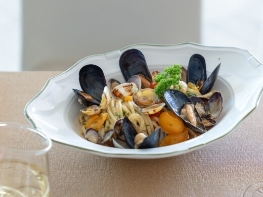 Pasta con cozze e vongole, pomodorini e prezzemolo.