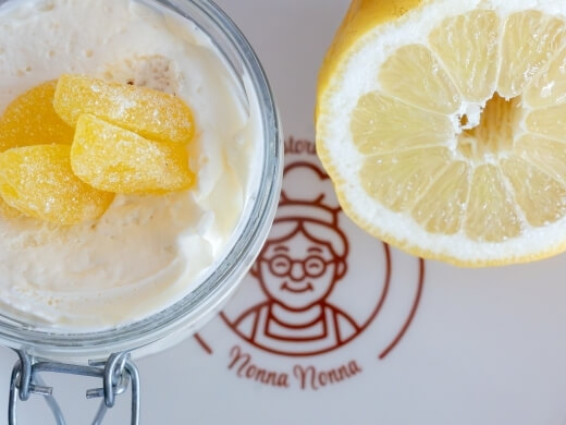 Barattolo di dessert giallo con fette di agrumi canditi e stencil.