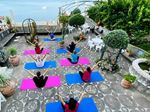 yoga davanti al mare in costiera amalfitana