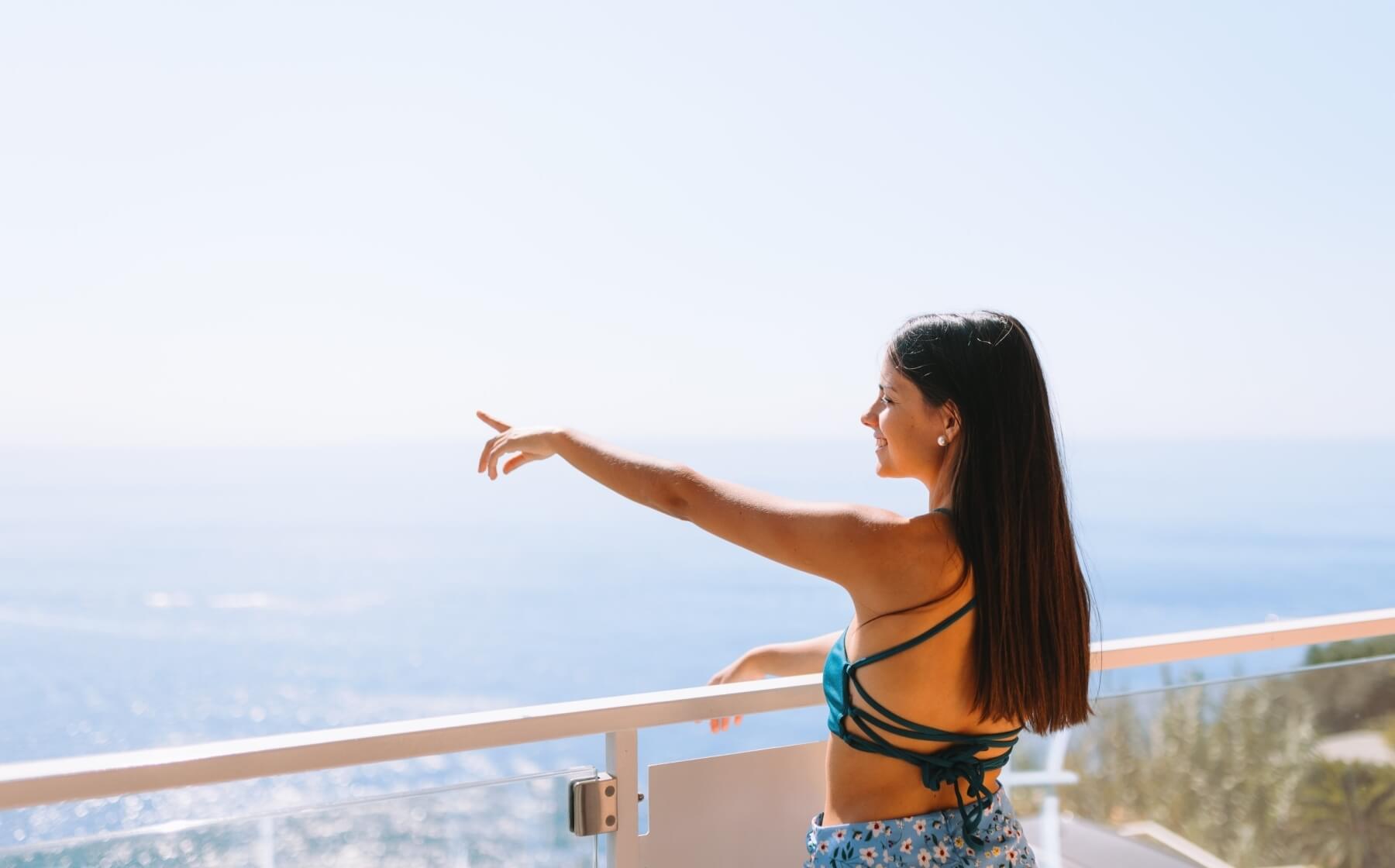 Ragazza che guarda il panorama