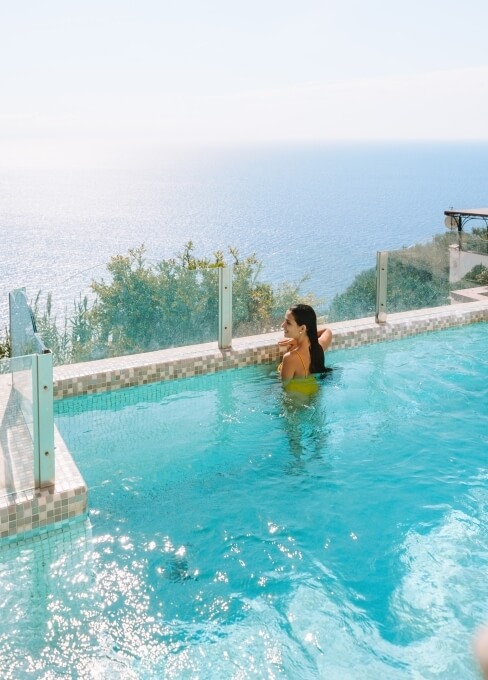 bagno in piscina con panorama sul mare