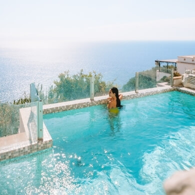 bagno in piscina con panorama sul mare