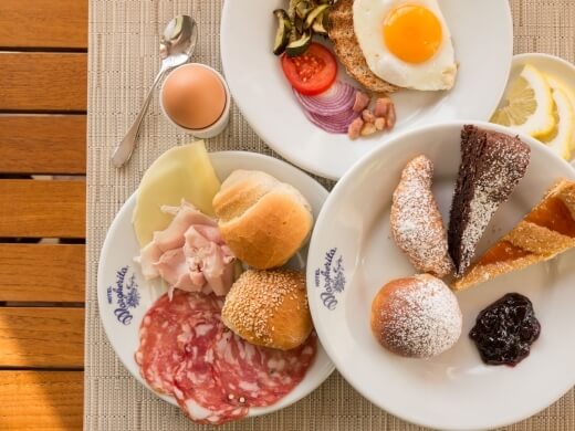 piatti con dolci per colazione