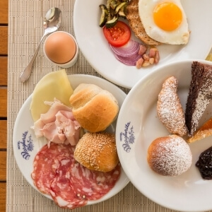 piatti con dolci per colazione