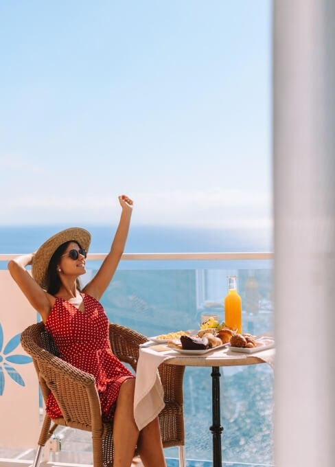 ospite che fa colazione in terrazza