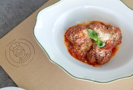 Polpette in salsa rossa con formaggio, basilico, e piatto Ristorante Nonna Maria.