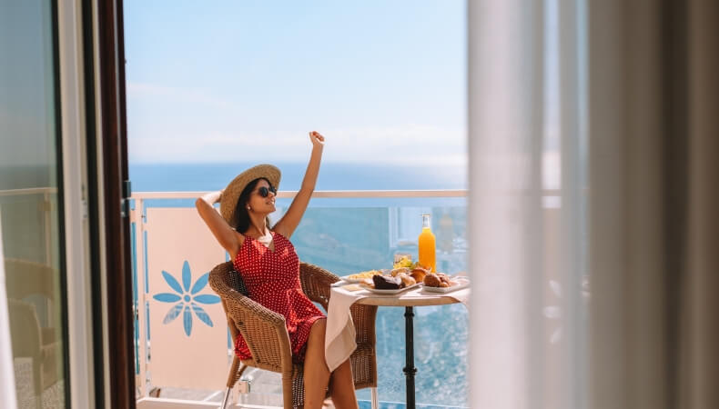 ospite che fa colazione in terrazza 