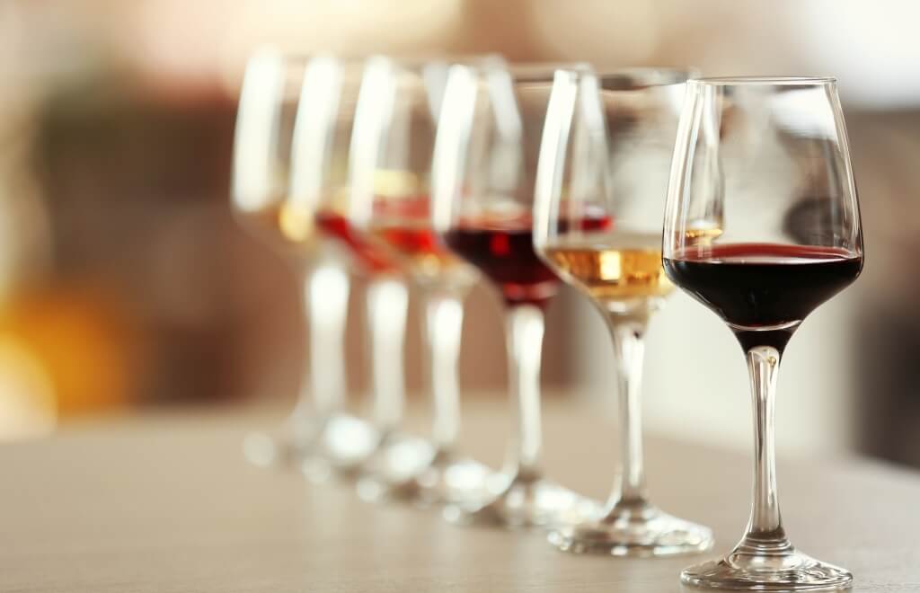 bicchieri di vino per degustazione vini