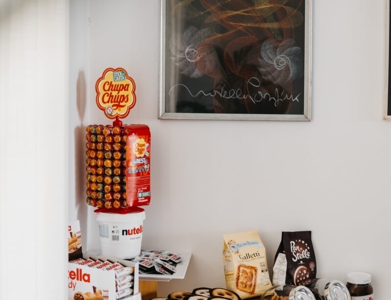 Distributore di Chupa Chups con Nutella e biscotti in esposizione.