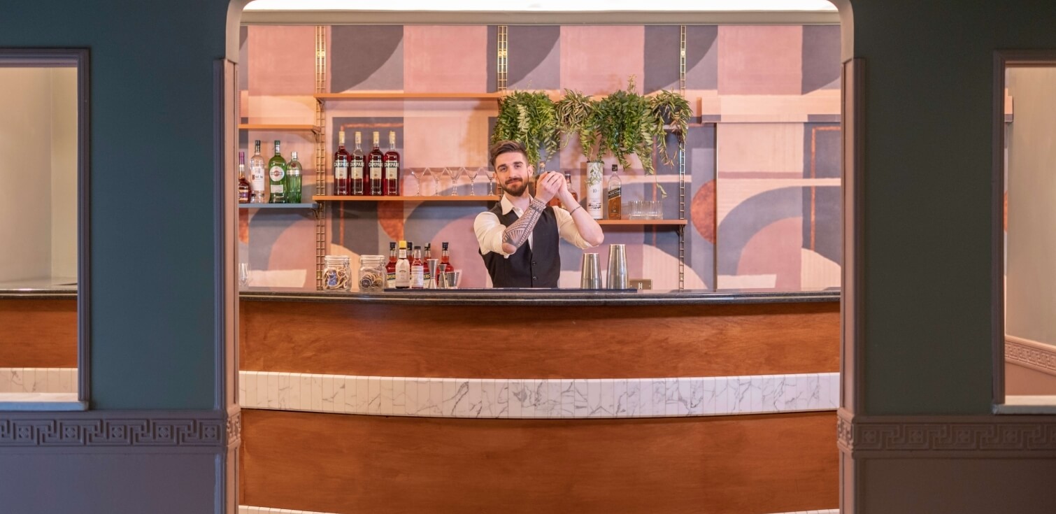 bartender al bar hotel milani roma 