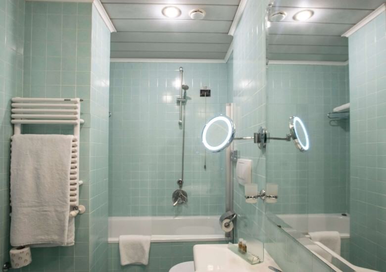 bagno della camera small  hotel milani 