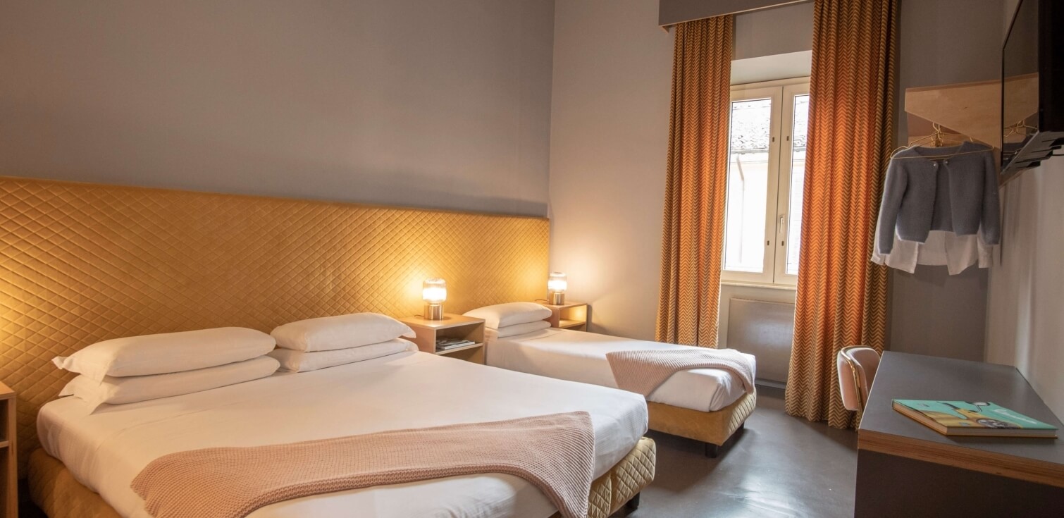 bed of the camera tripla hotel milani roma