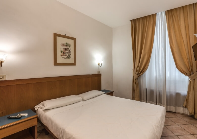 double bedroom small hotel pomezia roma