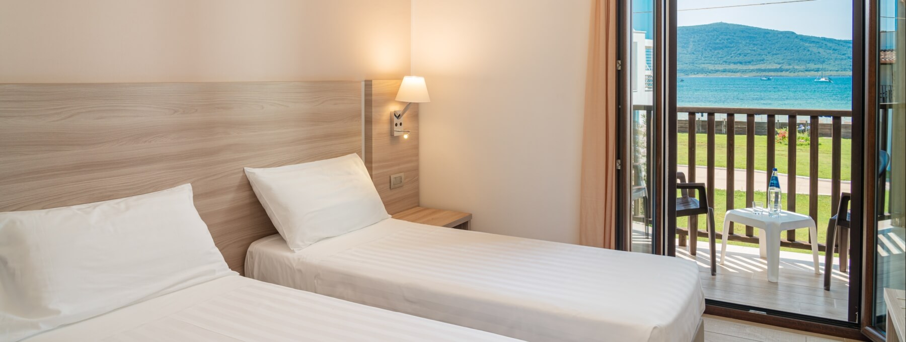 camera con due letti doppi e terrazzo vista mare