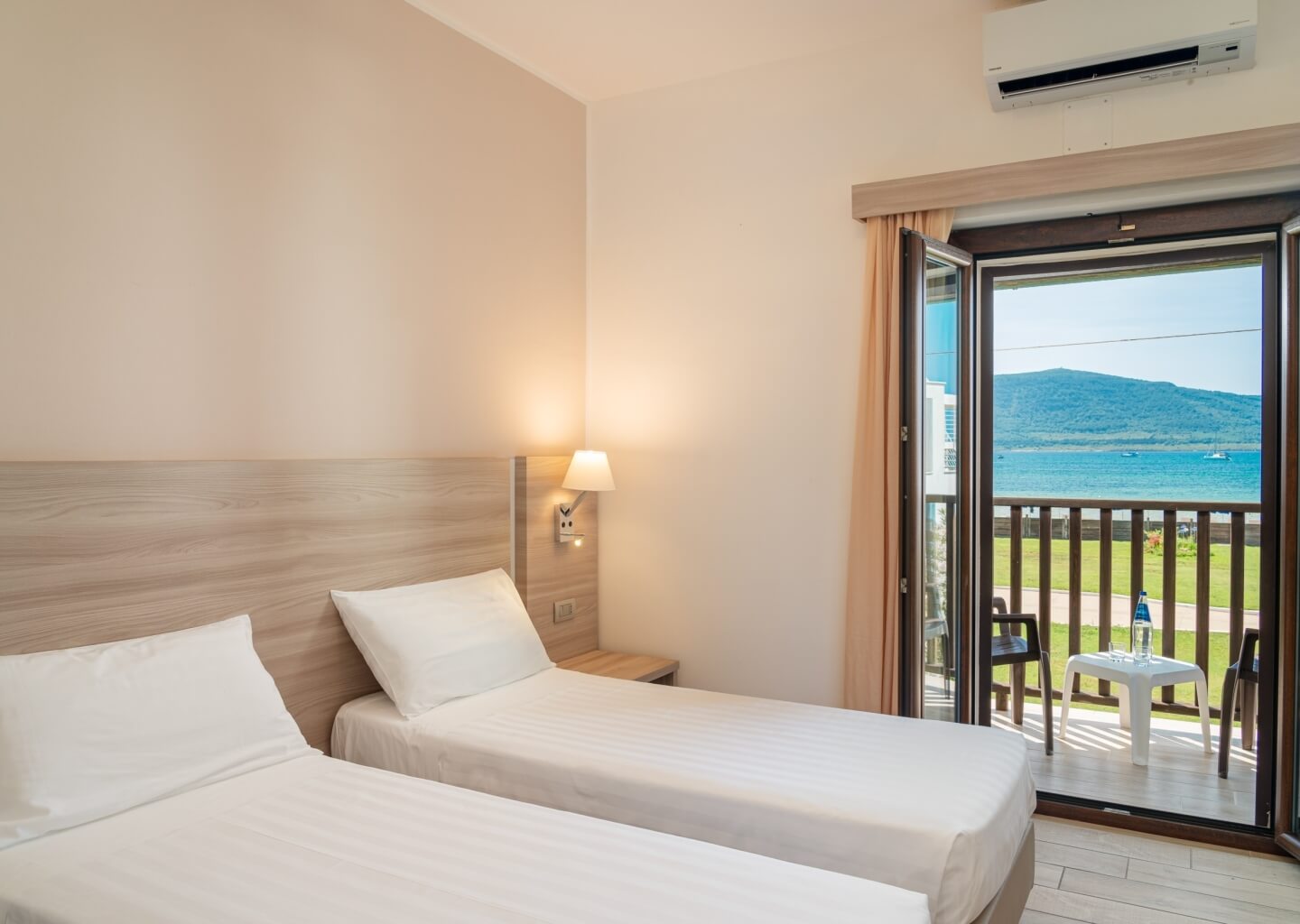camera con due letti doppi e terrazzo vista mare