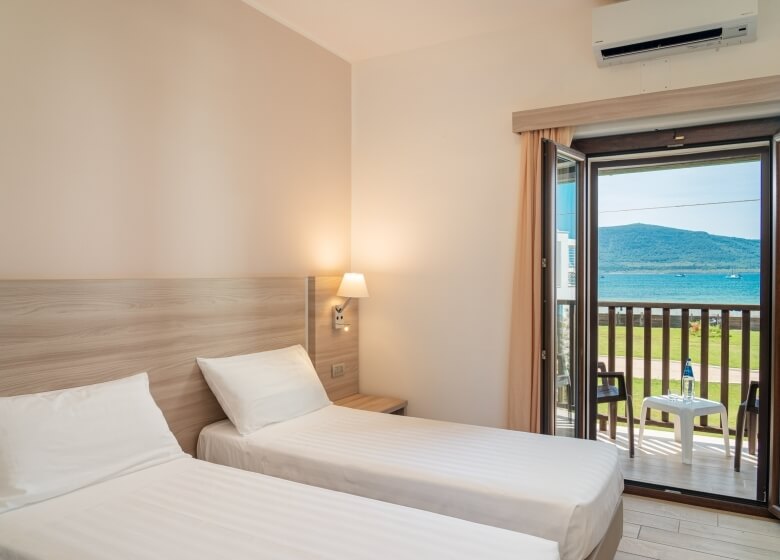 camera con due letti doppi e terrazzo vista mare
