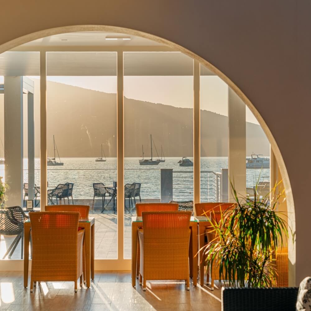 foto dalla sala interna del bar durante il tramonto sul mare