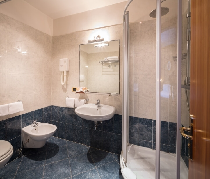 Bathroom Economy Room Hotel Raffaello Rome