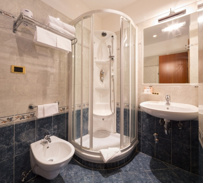 Bathroom Triple Room - Hotel Raffaello Rome 3-Star