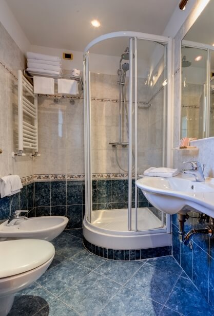 Bathroom Family Room - Hotel Raffello Rome 3-Star