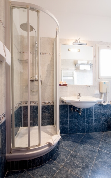 Bathroom Superior Room with Balcony - Hotel Raffaello Rome 3-Star