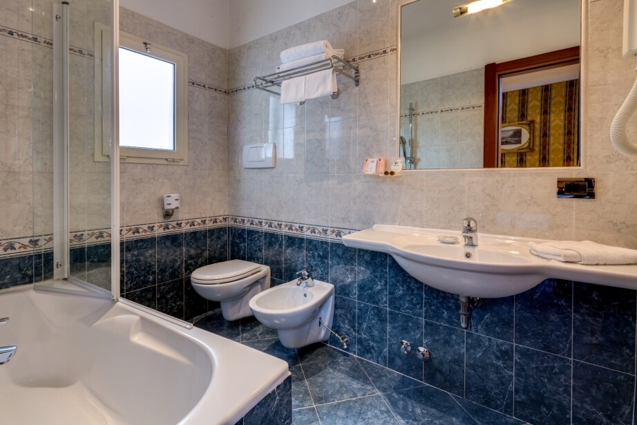 Bathroom Superior Room with balcony - Hotel Raffaello Rome 3-Star