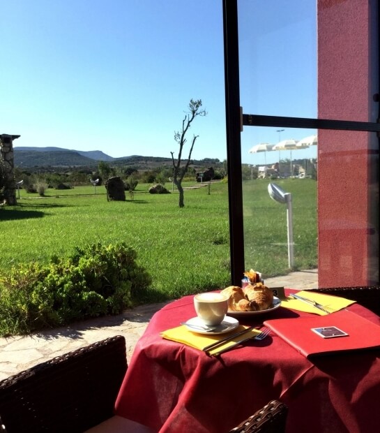 colazione_in_veranda_cornetto_e_cappuccino.jpg