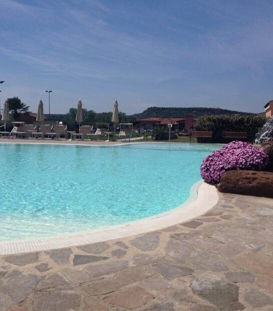 piscina_ampia_lontano_e_cascata_fiorita.jpg