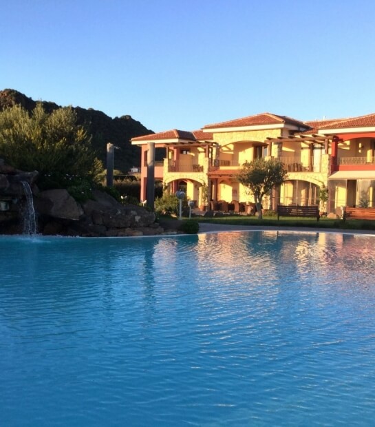 struttura_1_con_luce_piscina_e_cascata2.jpg