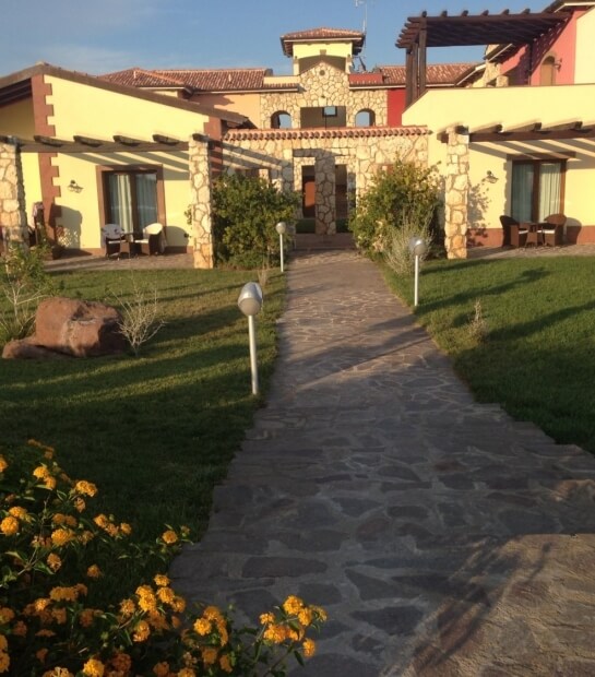 struttura_2_con_vialetto_e_lantana_e_luce.jpg