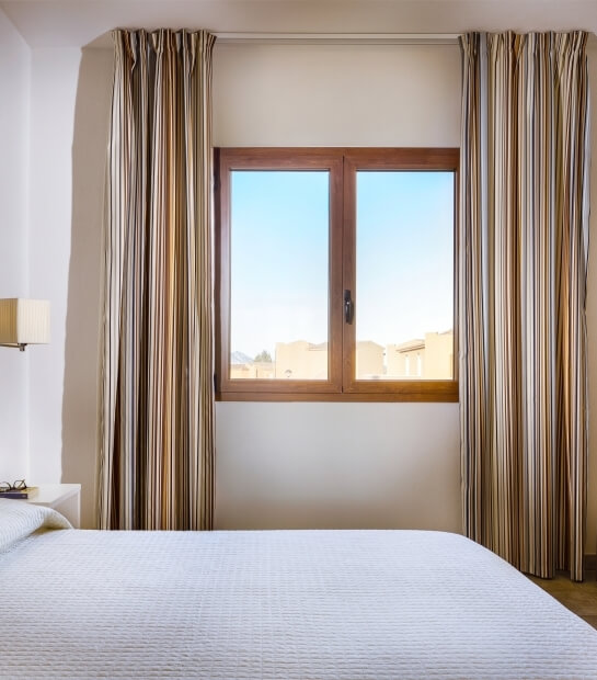 camera con letto e con finestra