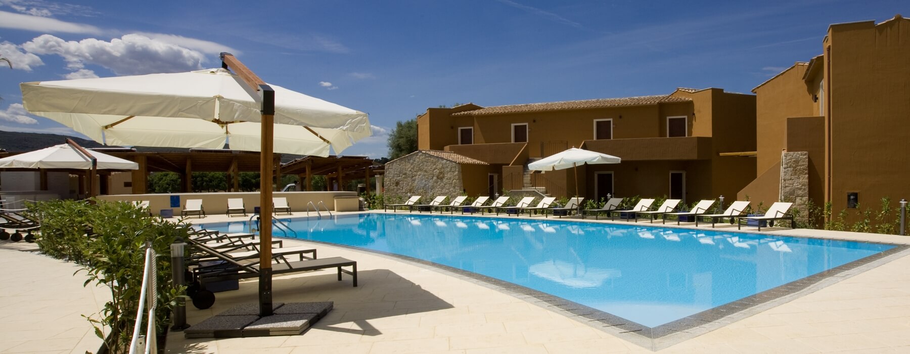 piscina con lettini
