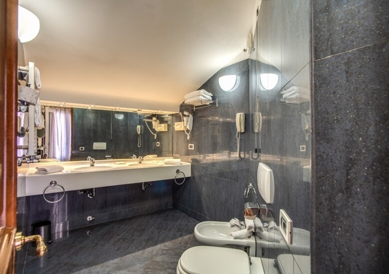 bathroom with double sink in the superior double room