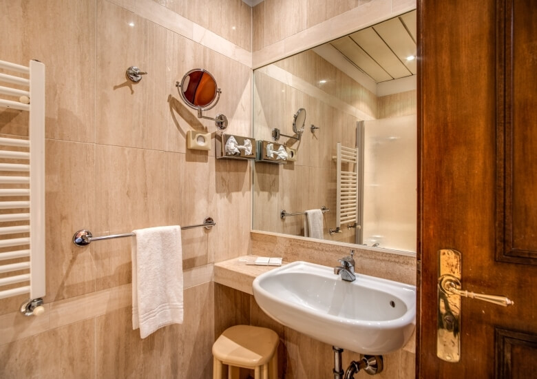 washbasin and mirror single room