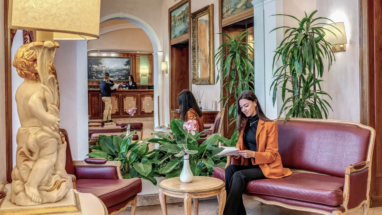 una ragazza che legge un libro