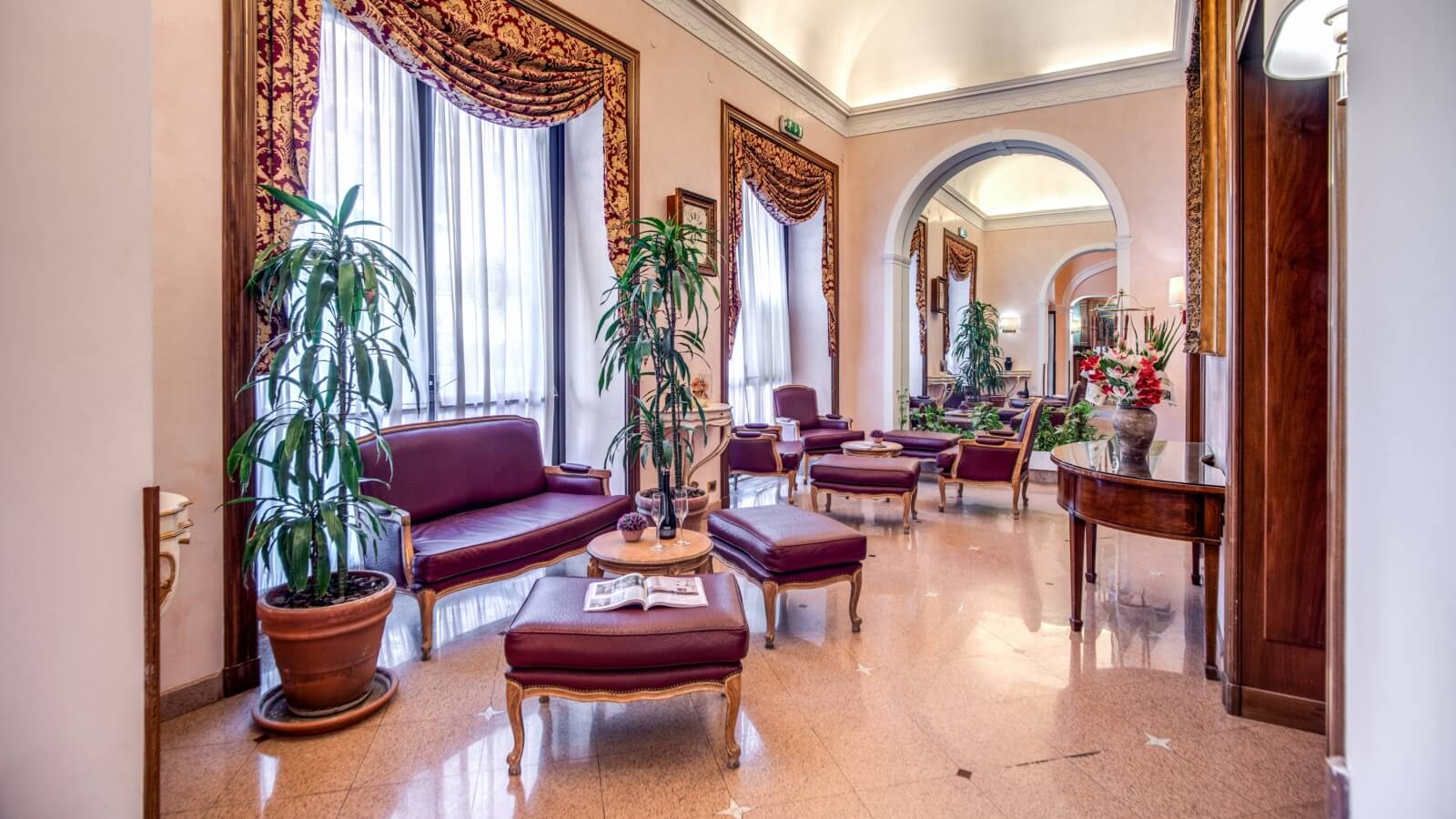 sala con poltrone e divani