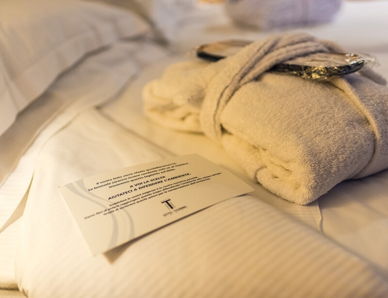 Morbidi accappatoi nelle camere dell'Hotel Touring a Carpi
